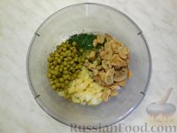 Картофельный салат с маринованными грибами и горошком